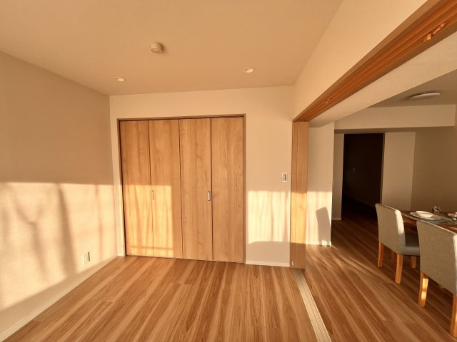 収納もあるので、寝室、子供部屋どちらにも使えます。