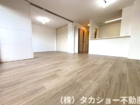 家族が集まるリビングは明るく広々しております☆彡　バルコニー側は遮る建物がありません!!