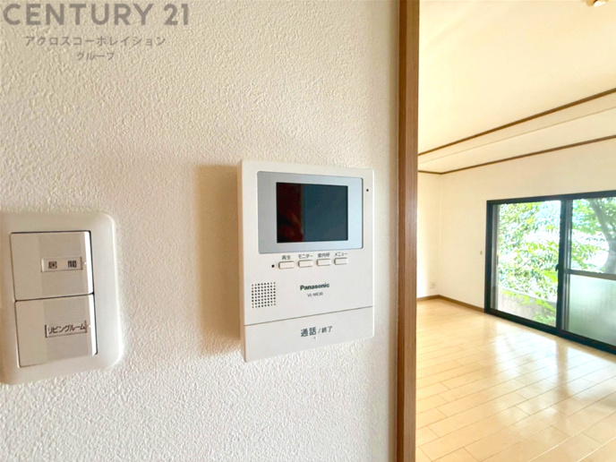 訪問者が来たときにテレビ画面で確認できるため、安心してドアを開けられます。録画機能があるものもあり、留守中に来訪者を記録しておくことができます。利便性が高く、セキュリティ面でも安心です。