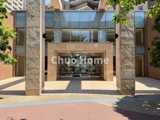 【エントランス】マンションのエントランスは、その物件の印象を決める、顔とも言える場所です。毎日通る場所ですからきれいなのが一番です。