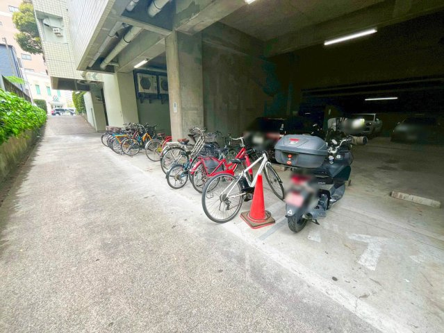 屋外駐輪場スペースとなります（駐車場・バイク置き場も隣接）