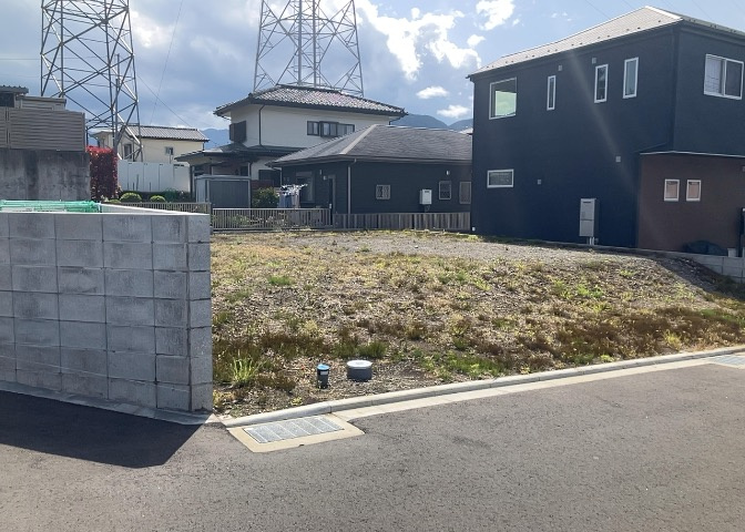 土地の形が極端に長細かったり、狭小地、あるいは道路との高低差がある傾斜地だった場合、後々売ろうとしても買い手がつかない場合もあります。後々、売却することになった時に価値の下がらない土地を選びましょう。