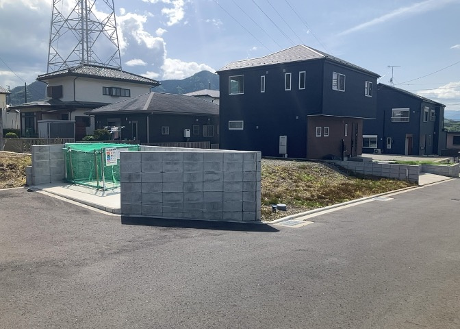 土地の面積＝住宅面積ではありません。建ぺい率の問題などで、土地のある場所によって住宅を建てられる面積は限られています。高さもしかり、「土地」という言葉の中には、建築条件も含まれると考えておきましょう。
