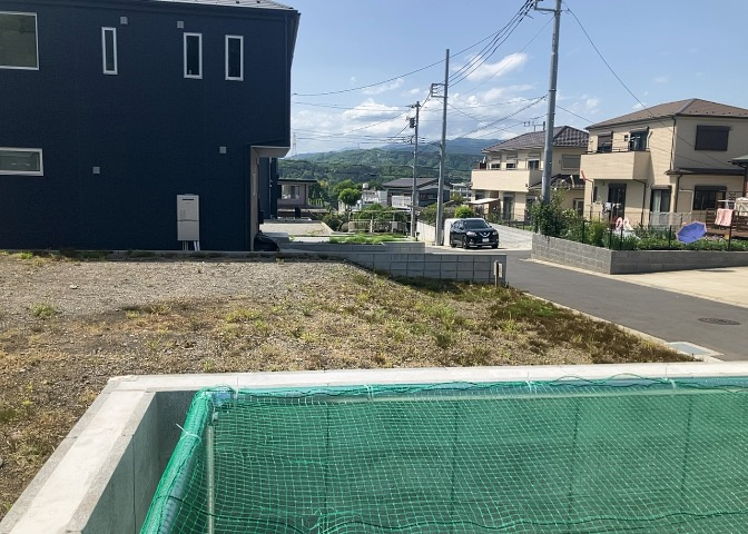 家を建てる場合、方位は要チェックです。現実的に日当たりのよい家ならばリビングは南側、建築基準法でも北側に当たる家への配慮は求められています。土地を見学に行く際は、方位磁針を持って行くようにしましょう。