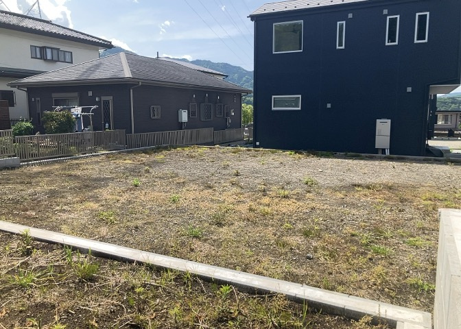 土地を買う際、住む地域の自治体や福祉の補助制度にも注目してみましょう。子供や老人の医療補助やゴミ出しのルールなど、自治体によってルールに大きな違いがあるため、暮らしやすい土地で判断するとよいでしょう。
