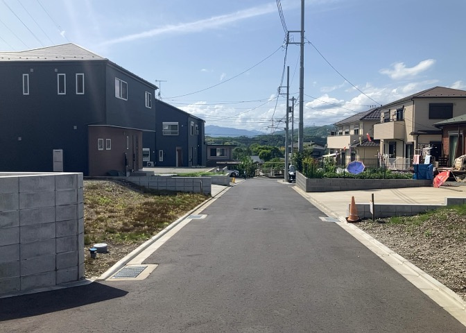 土地の前の道路に消火栓が設置されていることがあります。この場合、道路交通法第45条第1項により、駐車禁止の場所が指定されています。そのため、車庫などの駐車スペースをつくることができない場合があります。