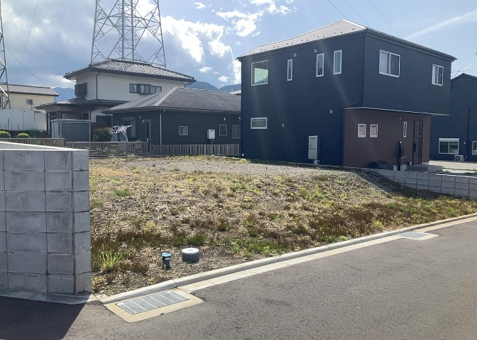 現地に行くなら、物件の周囲の地形がどうなっているかを見ることも大切です。周辺より低くなっている土地では、大雨などで水が集まりやすいため、地盤が弱くなっているということも考えられるため、注意が必要です。