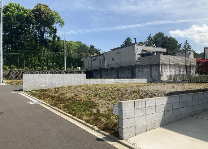 土地購入を検討されている場合、境界杭がない状態で購入してしまうと境界確定測量をする必要があり、費用がかかります。購入の前に、売主、隣土地所有者立ち合いのもと境界を確定し境界杭を設置するのがベストです。