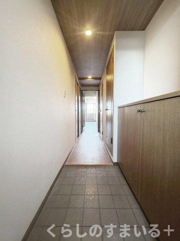 収納もある玄関です