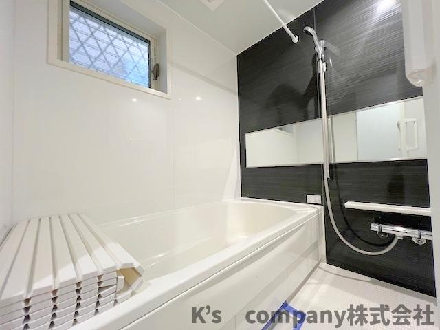 引き締まった印象になる濃い色調のアクセントパネルが使用されています◇