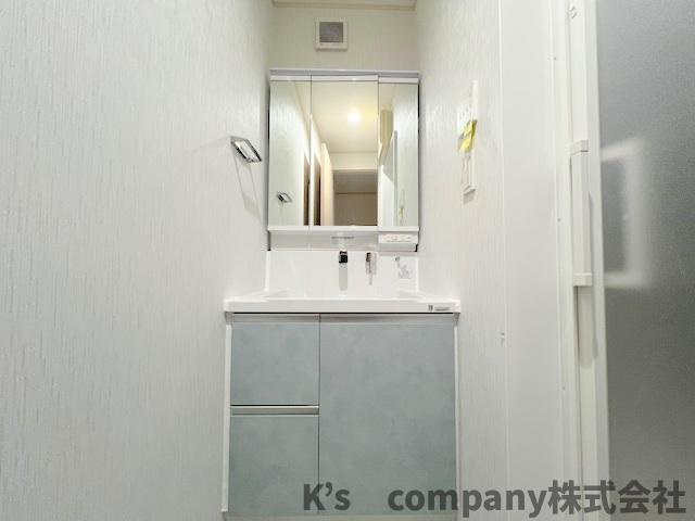 三面鏡の内側には小物収納が充実しています◇