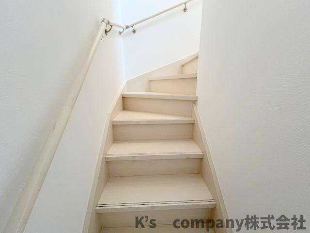 手すり付きの階段☆小さなお子様やご年配の方に安心な仕様です◇