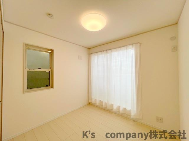 洋室5.5帖◇主寝室におすすめです◇バルコニーに出入りできます◇