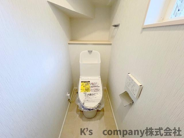 換気のしやすい窓付きの清潔感のあるトイレ◇