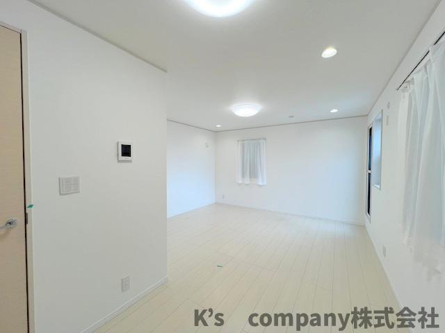 キッチン側から見たリビングスペース◇