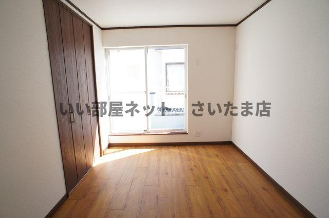 2F真ん中の6帖の洋室です。令和5年9月に床重ね張り・クロス全面張替え済みです。南面に窓があり、バルコニーも付いています。