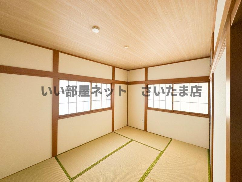 2Fにある6畳の和室です。障子・襖の張替え、畳の表替えを行っております。1間の押入れもございます。