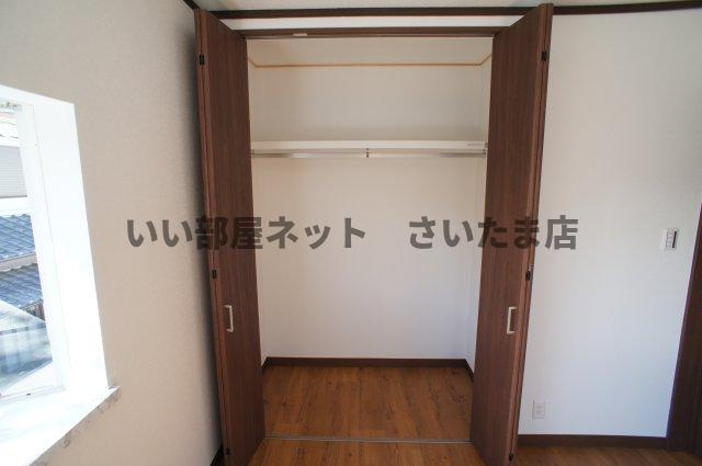 2階南側の洋室のクローゼットです。ハンガーパイプも新設しました。