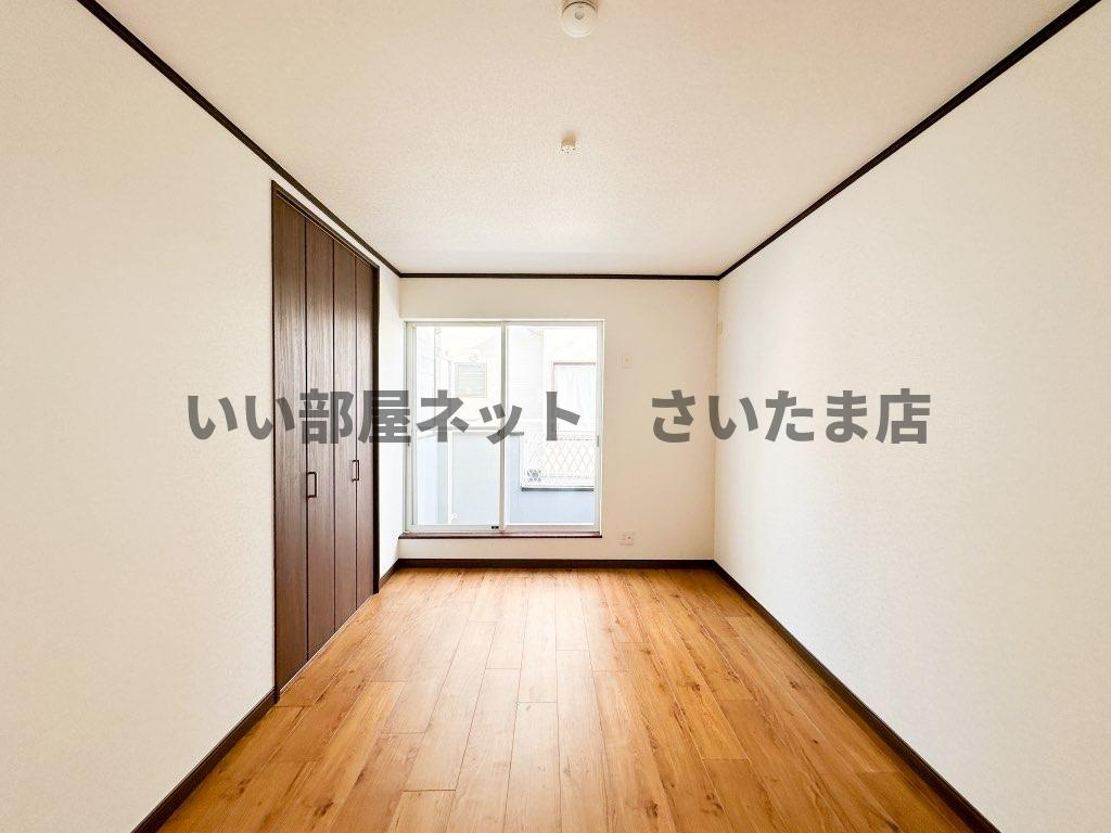 2階中央の6帖の洋室になります。ここだけではなく全室に収納が付いたお部屋になります。
