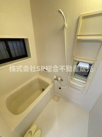 足を伸ばしてゆったりくつろげる浴室です！