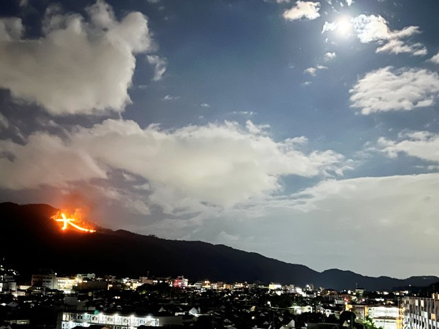 バルコニー（南側眺望）からは南東側に五山送り火「大」が望めます。