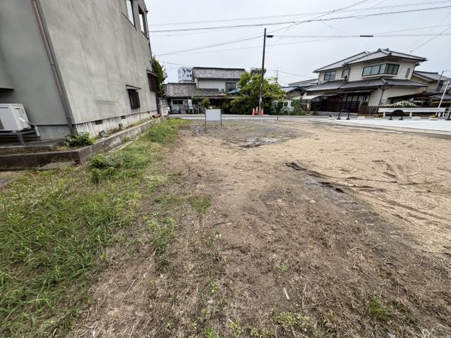 敷地の全体像が分かる現地写真です。建物だけでなく、庭や駐車スペースをゆったり確保できそう。日当たりや風通しの良さも期待できます。開放感のある立地で、のびのびとした暮らしを実現したい方におすすめ。