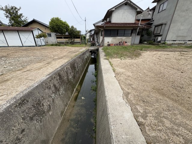 敷地横を流れる水路があり、周辺の排水環境も整った立地です。住宅が適度に距離を保って建っており、圧迫感の少ない開放的な環境が魅力です。落ち着いた雰囲気の中で暮らしたい方におすすめです。