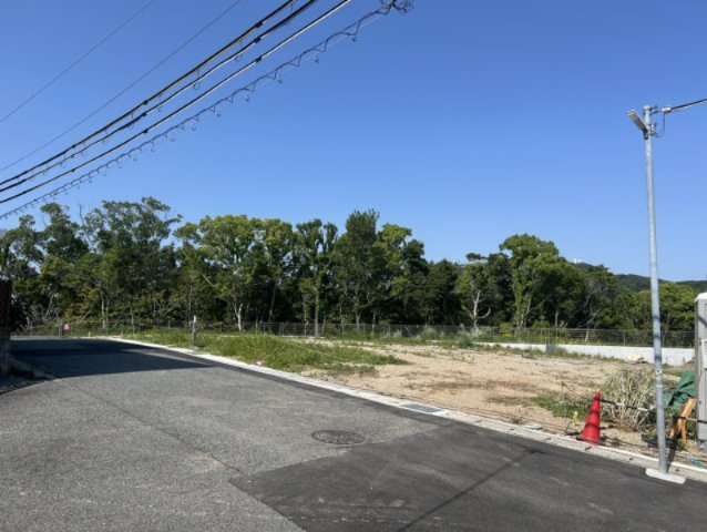 《建築条件なし》お好きなハウスメーカー・工務店で理想の住まいを実現できます。　前面道路幅員約5m。周辺は比較的落ち着いた住環境。実際の街並みや交通量をぜひ現地でご確認ください。