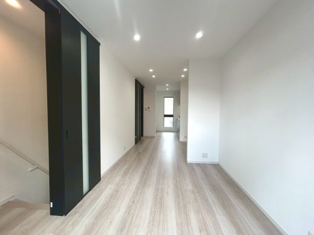 ブラックの建具でスタイリッシュなLDK