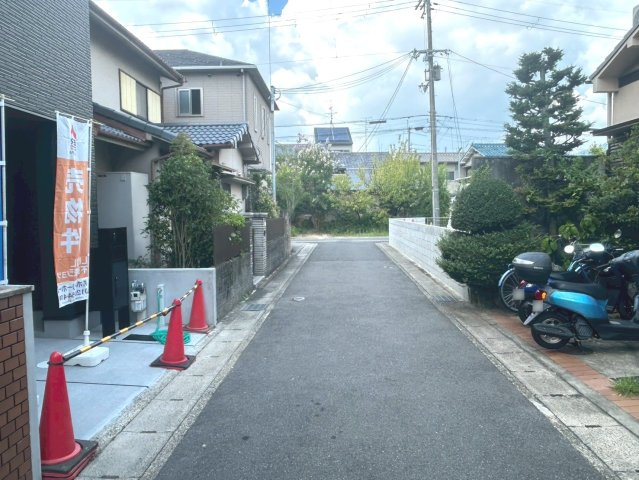 嵐山小学校まで徒歩約9分、お子様の通学も安心立地♪