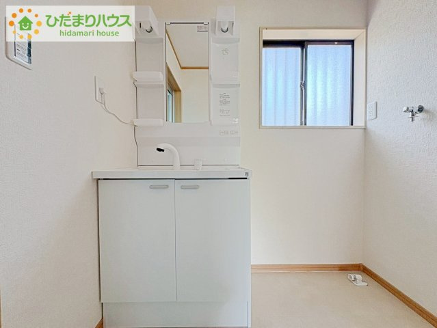 清潔感溢れるスタイリッシュなデザインの洗面化粧台！！