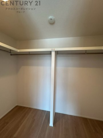 収納力が高く洋服や小物を整理しやすく、更衣室のように使え、部屋がすっきり保てます。収納の配置を自由に調整でき、換気性が良く防湿・防虫対策も可能。快適で機能的な生活空間を実現できます♪