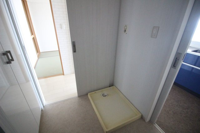 洗面室へは廊下、キッチン、両方から行き来できる2way動線です。家事効率が考えられた間取りです。