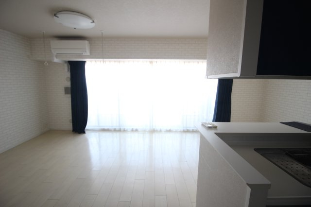6階のお部屋なので開けており、お部屋の奥まで日の光が差し込んできます。オーシャンビューのお部屋です。