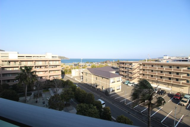 オーシャンビューのお部屋。リビング、バルコニーからは海を一望できます。海側が公園で開けています。