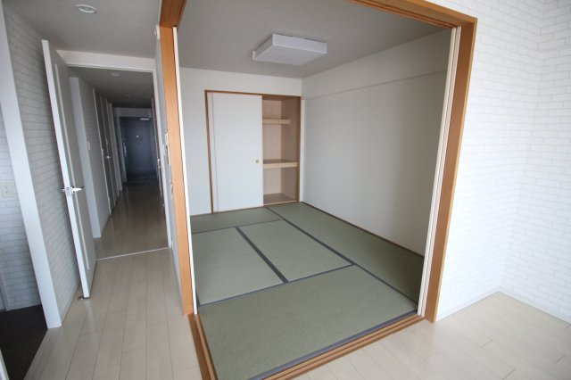 リビングと和室が続間になっています。戸襖を開ければ、リビングと一体に使用ができます。
