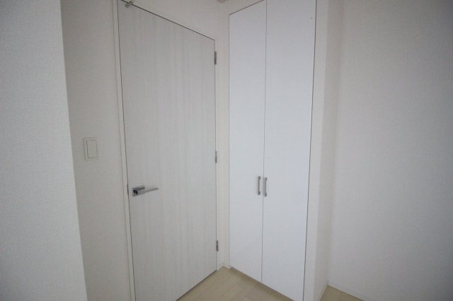 玄関を背にして右側の洋室5.2帖。各居室にクローゼットがついています。
