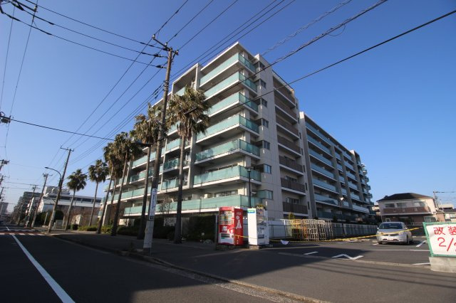 周辺にはスーパーや家電量販店、公園等生活便利施設が充実しています。駅へも約10分ほどです。