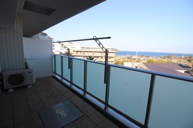 オーシャンビューのお部屋。リビング、バルコニーからは海を一望できます。海側が公園で開けています。