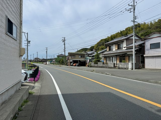全面道路を東から西向きに撮影しました。