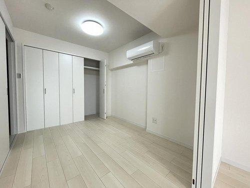 LD横の洋室は、扉を開けて解放感ある空間に。