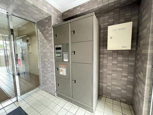共働きや留守が多いご家庭でも安心な、宅配ボックス完備。