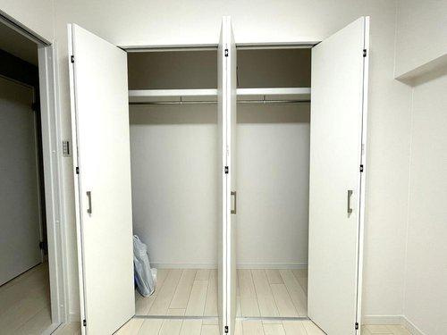 ウォークインクローゼット以外にも収納があり、荷物が増えても安心です