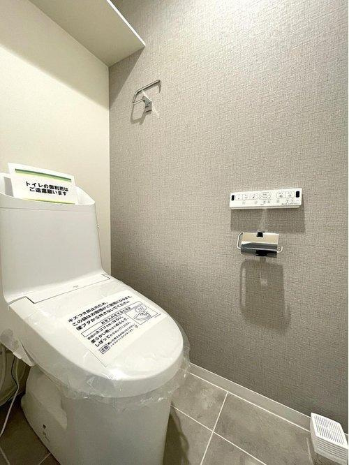 温水洗浄便座付きの清潔感あるトイレは、落ち着いた空間に。