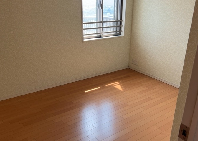 寝室でゆっくりと過ごすためにはベッド周りの適度な空間を担保することや窓の位置、照明の明るさ、寝室の広さなどを考える必要があります。自身や家族の構成とライフスタイルに併せて寝室にする部屋を選びましょう！