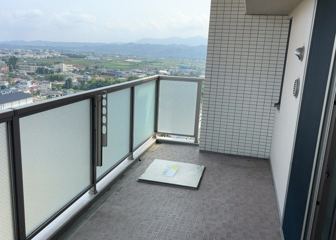 バルコニーは、室外の専用スペースのうち、「屋根がなく開放された空間」であるものを指します。ベランダより広いタイプのものが多く、日当たりもよいため家庭菜園などを楽しみたい人にとって適した環境となります。