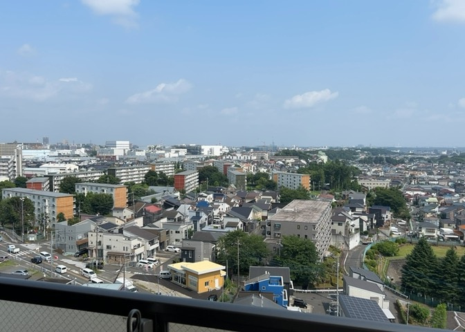 眺望の良さを楽しめるダイニングキッチンで家族団らんの時間を過ごしてはいかがでしょうか。バルコニーから見える景色を家族で眺める時間は、時間が経つのを忘れてしまいそうですね。是非、現地を見に行きましょう！