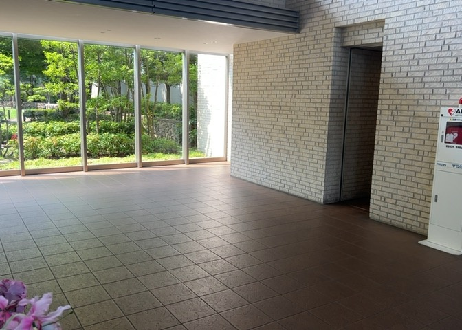 マンションのエントランスには、もともと風よけや防犯の役割がありますが、マンションによって宅配ボックスなどの設備が備わっている所もあります。日々の生活をイメージしながら生活しやすさをチェックしましょう。