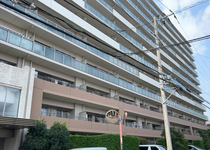 外観はマンション管理がされているかの目安になります。築年数が古いと、壁面は劣化してひび割れが生じることも！建物が古びていても細かいところが修繕されていると、きちんと管理されているなぁと感じるでしょう。