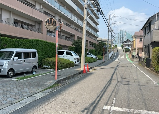 駐車場と明記されていても、最小スペースでつくられた駐車場だと大型車は駐車できなかったり、出入りしにくくなったりする可能性があります。お車のサイズと購入したい物件の駐車場のサイズを現地で確認しましょう。